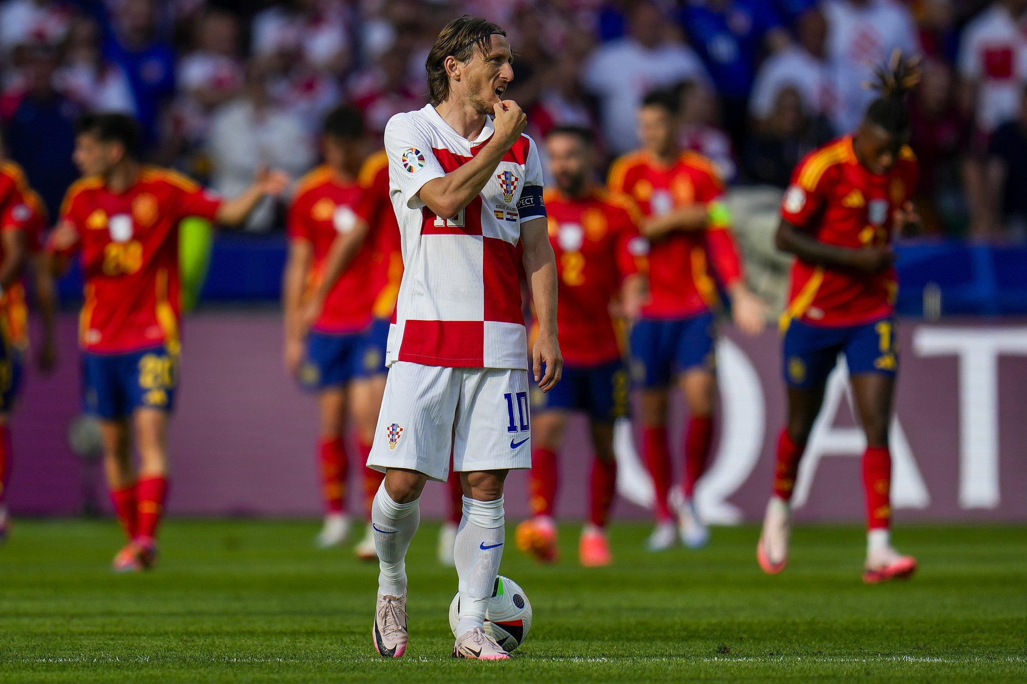 克罗地亚队实现出色表现，赢得球迷掌声的简单介绍